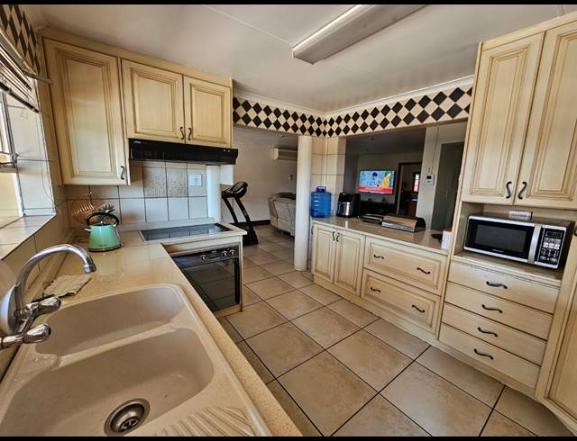 4 bed property for sale in MONTANA TUINE